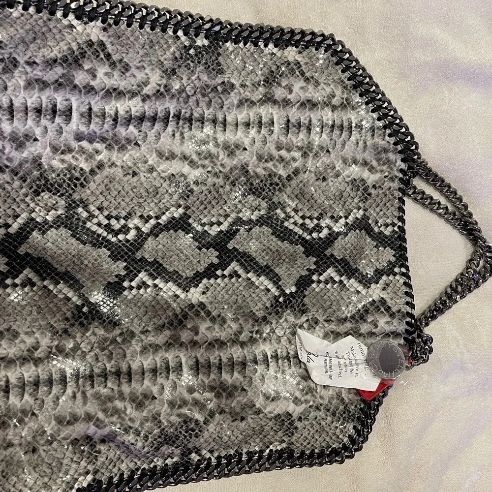 Reptile Habitat Decor with Black and Gray Pattern